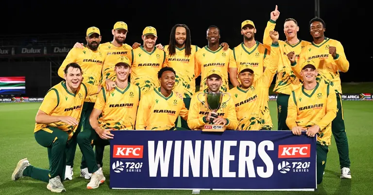 সিরিজের ট্রফি হাতে দক্ষিণ আফ্রিকা দলের উদযাপন